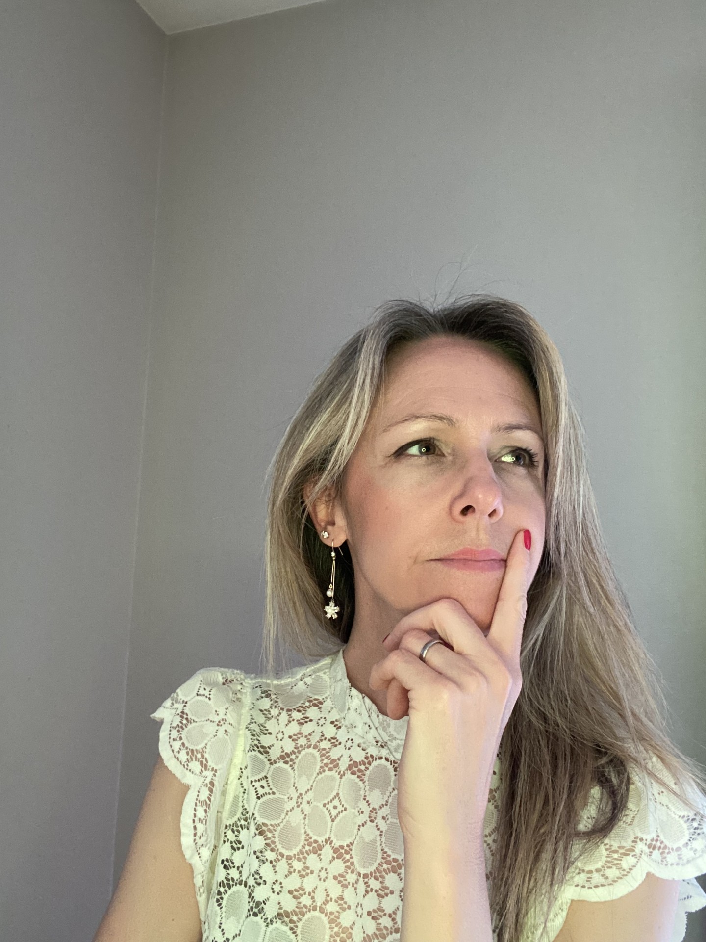 Delphine Pepinster réfléchissant aux facteurs organisationnels impliqués dans la prévention du burn-out en entreprise